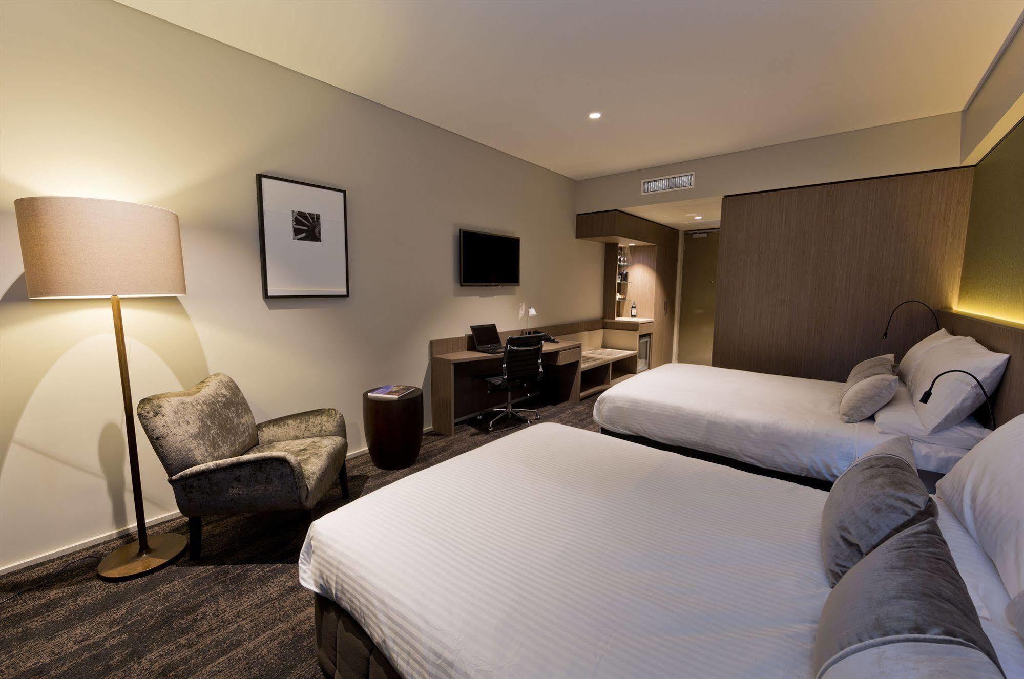 The Glen Hotel And Suites Rochedale Exterior photo