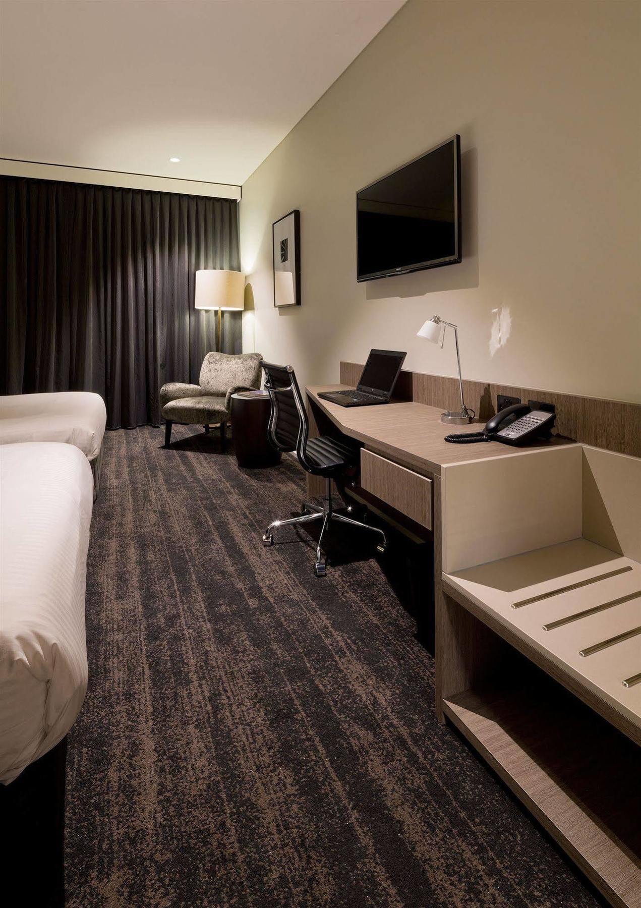 The Glen Hotel And Suites Rochedale Exterior photo